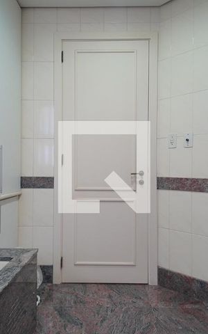 Apartamento à venda com 221m², 4 quartos e 3 vagas Apartamento à venda com 221m², 4 quartos e 3 vagasBanheiro da Suíte