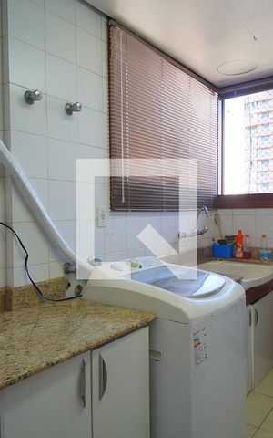 Apartamento à venda com 221m², 4 quartos e 3 vagas Apartamento à venda com 221m², 4 quartos e 3 vagasÁrea de Serviço