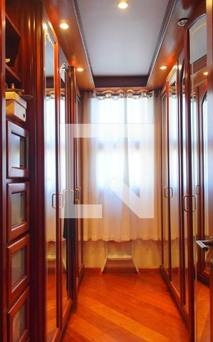 Apartamento à venda com 221m², 4 quartos e 3 vagas Apartamento à venda com 221m², 4 quartos e 3 vagasCloset da suíte