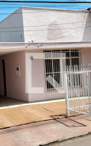 Casa à venda com 200m², 2 quartos e 2 vagas Casa à venda com 200m², 2 quartos e 2 vagasFachada