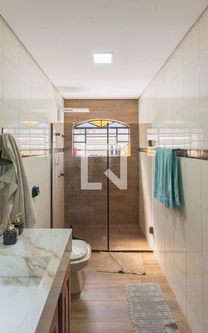 Casa à venda com 313m², 5 quartos e 3 vagas Casa à venda com 313m², 5 quartos e 3 vagasBanheiro