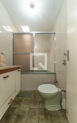 Casa à venda com 300m², 3 quartos e 3 vagas Casa à venda com 300m², 3 quartos e 3 vagasEdícula - Banheiro