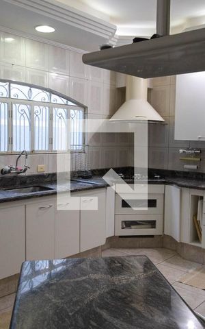 Casa à venda com 450m², 5 quartos e 5 vagas Casa à venda com 450m², 5 quartos e 5 vagasCozinha