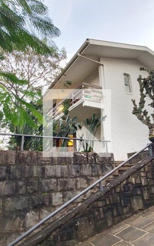 Casa à venda com 328m², 3 quartos e 6 vagas Casa à venda com 328m², 3 quartos e 6 vagasFachada