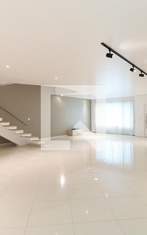 Casa de condomínio à venda com 529m², 4 quartos e 6 vagas Casa de condomínio à venda com 529m², 4 quartos e 6 vagasSala