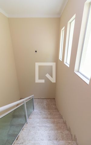 Casa à venda com 125m², 3 quartos e 2 vagasCorredor dos Quartos - Escada