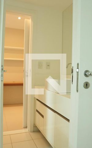 Apartamento para alugar com 146m², 5 quartos e 3 vagasBanheiro da Suíte 2 e 3