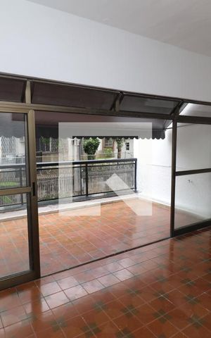 Casa de condomínio à venda com 200m², 4 quartos e 3 vagasVaranda
