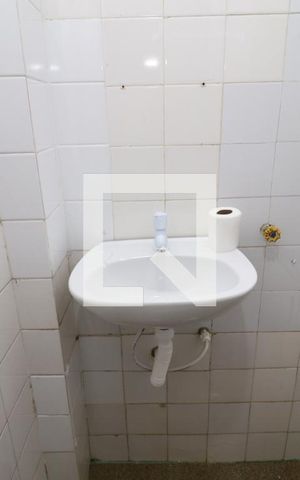 Casa de condomínio à venda com 200m², 4 quartos e 3 vagasBanheiro de serviço