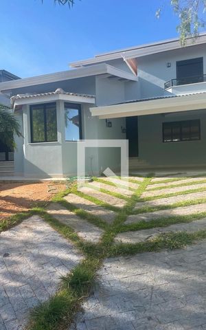 Casa de condomínio à venda com 320m², 3 quartos e 4 vagas Casa de condomínio à venda com 320m², 3 quartos e 4 vagasFachada