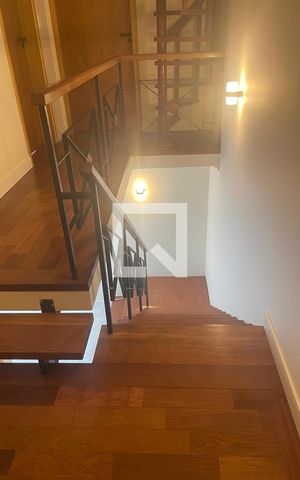 Casa de condomínio à venda com 320m², 3 quartos e 4 vagas Casa de condomínio à venda com 320m², 3 quartos e 4 vagasEscada