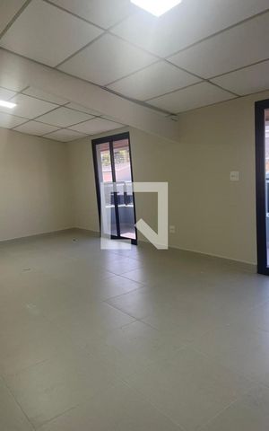 Casa de condomínio à venda com 320m², 3 quartos e 4 vagas Casa de condomínio à venda com 320m², 3 quartos e 4 vagasSala
