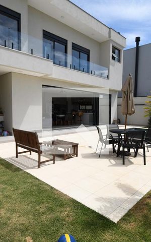 Casa de condomínio à venda com 265m², 4 quartos e 4 vagasPiscina / Quintal