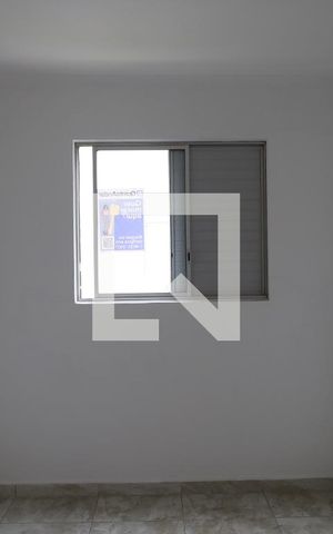 Apartamento para alugar com 45m², 2 quartos e 1 vagaPlaca instalada na janela da área de serviço do imóvel
