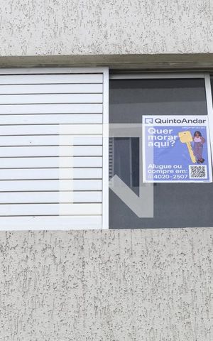 Apartamento para alugar com 45m², 2 quartos e 1 vagaPlaca instalada na janela da área de serviço