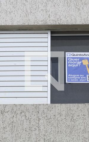 Apartamento para alugar com 45m², 2 quartos e 1 vagaPlaca instalada na janela da área de serviço
