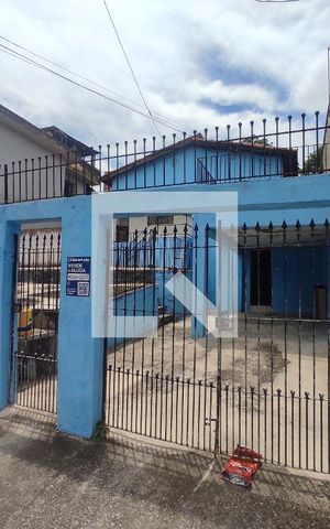 Casa à venda com 250m², 2 quartos e 2 vagas Casa à venda com 250m², 2 quartos e 2 vagasFachada