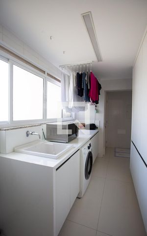 Apartamento à venda com 260m², 3 quartos e 4 vagas Apartamento à venda com 260m², 3 quartos e 4 vagasÁrea de Serviço