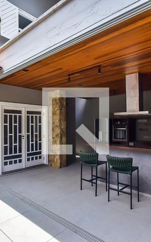 Casa de condomínio à venda com 415m², 4 quartos e 4 vagas Casa de condomínio à venda com 415m², 4 quartos e 4 vagasVaranda