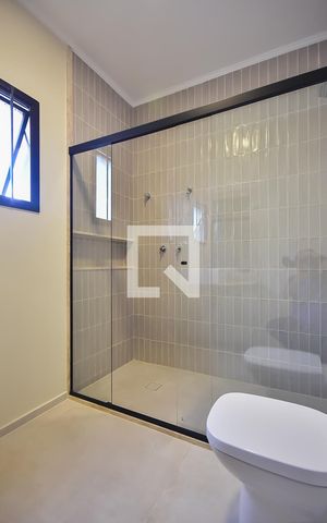 Casa de condomínio à venda com 415m², 4 quartos e 4 vagas Casa de condomínio à venda com 415m², 4 quartos e 4 vagasBanheiro