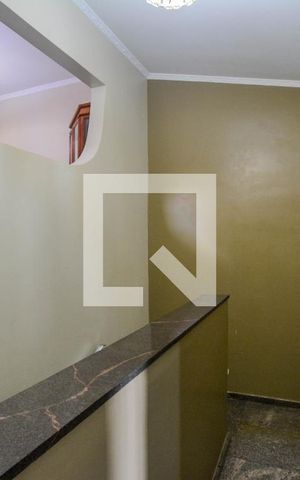 Casa à venda com 256m², 4 quartos e 1 vaga Casa à venda com 256m², 4 quartos e 1 vagaEscada