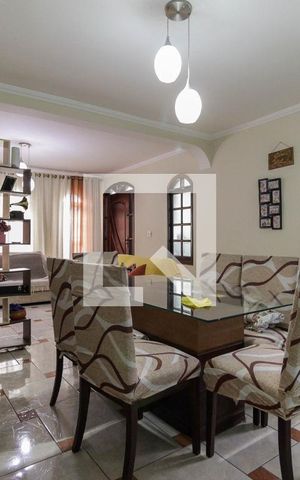 Casa à venda com 205m², 3 quartos e 3 vagas Casa à venda com 205m², 3 quartos e 3 vagasSala