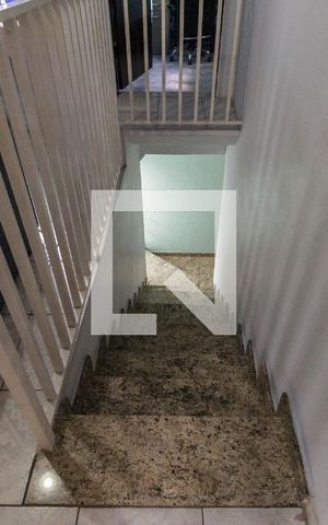 Casa à venda com 205m², 3 quartos e 3 vagas Casa à venda com 205m², 3 quartos e 3 vagasEscada