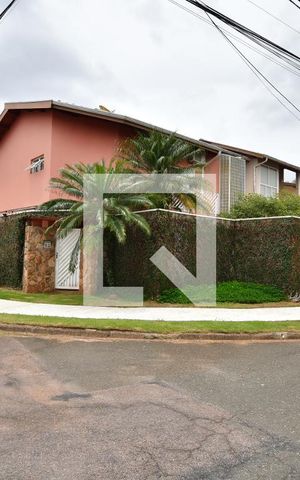 Casa à venda com 302m², 4 quartos e 4 vagasFachada
