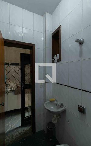 Casa de condomínio à venda com 800m², 5 quartos e 6 vagas Casa de condomínio à venda com 800m², 5 quartos e 6 vagasBanheiro de Serviço