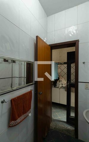 Casa de condomínio à venda com 800m², 5 quartos e 6 vagas Casa de condomínio à venda com 800m², 5 quartos e 6 vagasBanheiro de Serviço