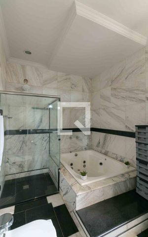 Casa de condomínio à venda com 800m², 5 quartos e 6 vagas Casa de condomínio à venda com 800m², 5 quartos e 6 vagasBanheiro Suite 2
