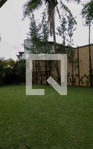 Casa de condomínio à venda com 800m², 5 quartos e 6 vagas Casa de condomínio à venda com 800m², 5 quartos e 6 vagasÁrea Externa