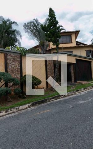 Casa de condomínio à venda com 800m², 5 quartos e 6 vagas Casa de condomínio à venda com 800m², 5 quartos e 6 vagasFachada