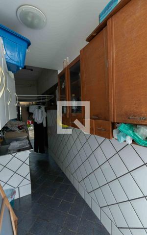Casa de condomínio à venda com 800m², 5 quartos e 6 vagas Casa de condomínio à venda com 800m², 5 quartos e 6 vagasÁrea de Serviço
