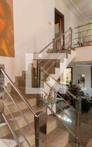 Casa de condomínio à venda com 800m², 5 quartos e 6 vagas Casa de condomínio à venda com 800m², 5 quartos e 6 vagasEscada 2 piso