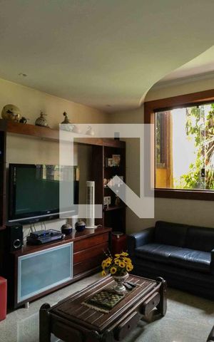 Casa de condomínio à venda com 800m², 5 quartos e 6 vagas Casa de condomínio à venda com 800m², 5 quartos e 6 vagasSala de TV 1