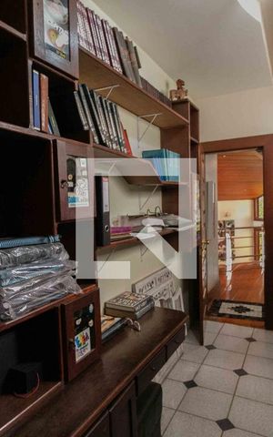 Casa de condomínio à venda com 800m², 5 quartos e 6 vagas Casa de condomínio à venda com 800m², 5 quartos e 6 vagasEscritório