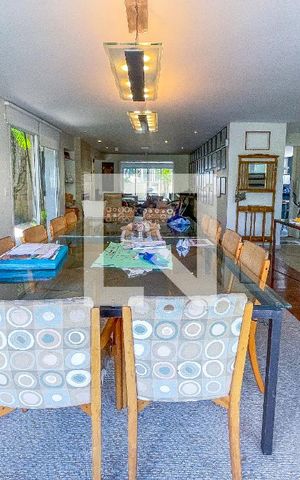 Casa à venda com 500m², 4 quartos e 3 vagas Casa à venda com 500m², 4 quartos e 3 vagasSala