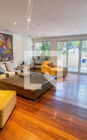 Casa à venda com 500m², 4 quartos e 3 vagas Casa à venda com 500m², 4 quartos e 3 vagasSala