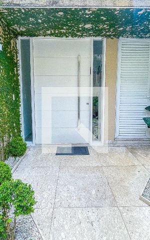 Casa à venda com 500m², 4 quartos e 3 vagas Casa à venda com 500m², 4 quartos e 3 vagasEntrada