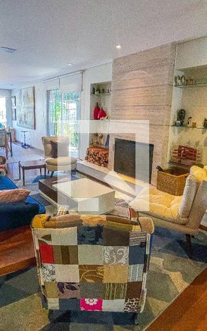 Casa à venda com 500m², 4 quartos e 3 vagas Casa à venda com 500m², 4 quartos e 3 vagasSala