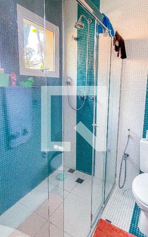 Casa à venda com 500m², 4 quartos e 3 vagas Casa à venda com 500m², 4 quartos e 3 vagasBanheiro da Suíte 1
