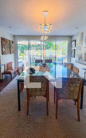 Casa à venda com 500m², 4 quartos e 3 vagas Casa à venda com 500m², 4 quartos e 3 vagasSala