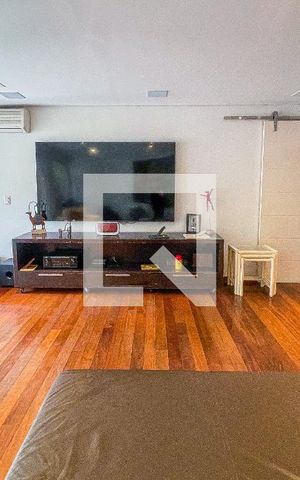 Casa à venda com 500m², 4 quartos e 3 vagas Casa à venda com 500m², 4 quartos e 3 vagasSala