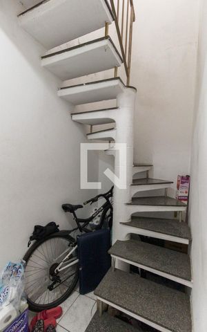 Casa à venda com 150m², 2 quartos e 1 vaga Casa à venda com 150m², 2 quartos e 1 vagaEscada
