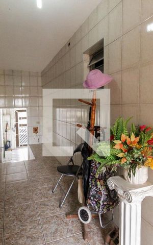 Casa à venda com 247m², 4 quartos e 2 vagas Casa à venda com 247m², 4 quartos e 2 vagasEntrada