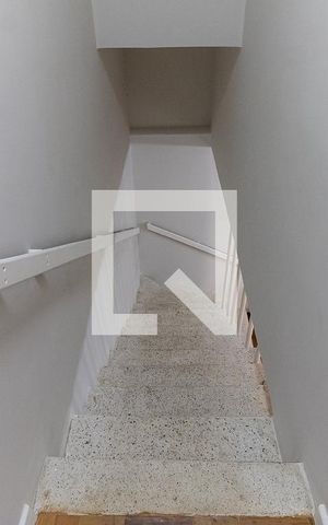 Casa à venda com 145m², 3 quartos e 2 vagas Casa à venda com 145m², 3 quartos e 2 vagasEscada
