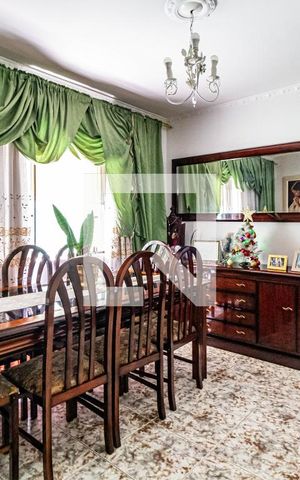 Casa à venda com 380m², 4 quartos e 6 vagas Casa à venda com 380m², 4 quartos e 6 vagasSala de jantar