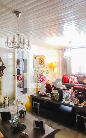 Casa à venda com 240m², 3 quartos e 2 vagas Casa à venda com 240m², 3 quartos e 2 vagasSala