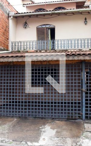 Casa à venda com 185m², 4 quartos e 2 vagas Casa à venda com 185m², 4 quartos e 2 vagasFachada